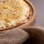 Tradicionais: CROCANTE - Pizza Grande (Ingredientes: Batata Palha, Catupiry, Coberta cMussarela, Molho de Tomate, Orégano)