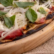 Tradicionais: DA NONA - Pizza Grande (Ingredientes: Calabresa Fatiada, Cebola, Escarola refogada, Manjericão, Molho de Tomate, Mussarela de Búfala, Orégano)
