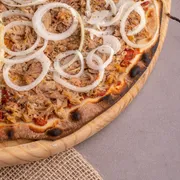 Tradicionais: ATUM - Pizza Grande (Ingredientes: Atum temperado, Cebola, Molho de Tomate, Orégano)