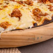 Tradicionais: ALHO E ÓLEO - Pizza Grande (Ingredientes: Alho fatiado frito no azeite, Molho de Tomate, Mussarela, Orégano)