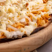 Tradicionais: FRANGO - Pizza Grande (Ingredientes: Catupiry, Cebola, Frango Desfiado, Molho de Tomate, Orégano)