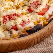 Tradicionais: MILHO VERDE - Pizza Grande (Ingredientes: Catupiry, Cebola, Milho Verde, Molho de Tomate, Orégano, Parmesão, Tomate)