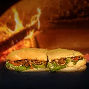 Bahguetão: Bahguetão de Carne - Bahguetão (Ingredientes: Alface, Barbecue, Iscas de carne (50g), Maionese, Pão Bahguetão 24cm, Tomate)