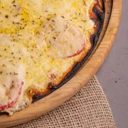 Tradicionais: MUSSARELA - Pizza Grande (Ingredientes: Molho de Tomate, Mussarela, Orégano, Tomate)