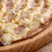 Tradicionais: LOMBO - Pizza Grande (Ingredientes: Catupiry, Cebola, Lombo, Molho de Tomate)
