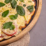 Tradicionais: MARGUERITA - Pizza Grande (Ingredientes: Manjericão, Molho de Tomate, Mussarela, Orégano, Tomate)