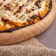 Tradicionais: MODA - Pizza Grande (Ingredientes: Bacon, Catupiry, Escarola refogada, Frango Desfiado, Molho de Tomate, Orégano)