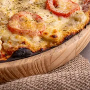 Tradicionais: NAPOLITANA - Pizza Grande (Ingredientes: Coberta cMussarela, Molho de Tomate, Orégano, Palmito, Parmesão, Tomate)