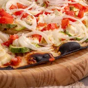 Tradicionais: NATURALE - Pizza Grande (Ingredientes: Abobrinha, Cebola, Champignon, Molho de Tomate, Orégano, Requeijão Light, Ricota, Tomate)