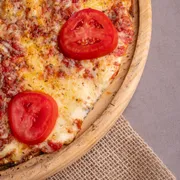 Tradicionais: PARMEGIANA - Pizza Grande (Ingredientes: Molho de Tomate, Molho de tomate temperado, Mussarela, Orégano, Parmesão)