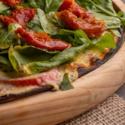 Tradicionais: RÚCULA - Pizza Grande (Ingredientes: Molho de Tomate, Mussarela, Orégano, Rúcula, Tomate Seco)