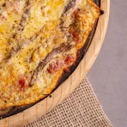 Tradicionais: ROMANA - Pizza Grande (Ingredientes: Aliche importado, Molho de Tomate, Mussarela, Orégano, Parmesão, Tomate)