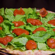 Tradicionais: Rúcula C/ Tomate Seco - Pizza Grande (Ingredientes: Mussarela, Orégano, Rúcula, Tomate Seco)