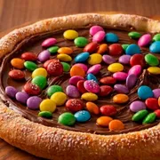 Edicao Limitada Mes das Mulheres: Broto Chocolate com Confetes recheados com chocolate branco - Broto de 4 fatias de chocolate ao leite com confetes recheados com chocolate branco (fina camada de mussarela na base)