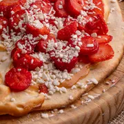 Doces: SENSAÇÃO - Pizza Grande (Ingredientes: Chocolate Branco, Granulado Branco, Morango)