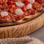 Novidades: BAIANINHA - Pizza Grande (Ingredientes: Calabresa Moída, CEBOLINHA MARINADA, Molho de Tomate, Orégano, PIMENTA BIQUINHO)