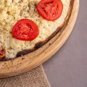 Tradicionais: 4 Formaggi - Pizza Grande (Ingredientes: Catupiry, Molho de Tomate, Mussarela, Orégano, Parmesão, Provolone, Tomate)