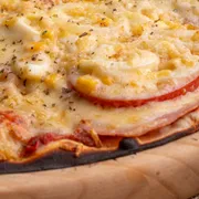 Novidades: PORTUGUESA ESPECIAL - Pizza Grande (Ingredientes: Batata Palha, Cebola, Coberta cMussarela, Milho Verde, Molho de Tomate, Orégano, Ovos, Presunto Picado, Tomate)