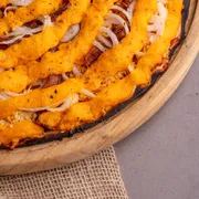 Novidades: FRANGO 2 - Pizza Grande (Ingredientes: Bacon, Cebola, Cheddar, Frango Desfiado, Molho de Tomate, Orégano)