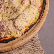 Tradicionais: PAULISTA - Pizza Grande (Ingredientes: Calabresa Fatiada, Cebola, Coberta cMussarela, Molho de Tomate, Orégano)