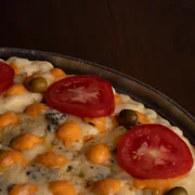 Tradicionais: 6 FORMAGGI - Pizza Grande (Ingredientes: Catupiry, Cheddar, Gorgonzola, Molho de Tomate, Mussarela, Orégano, Parmesão, Provolone, Tomate)