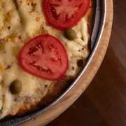 Tradicionais: 5 FORMAGGI - Pizza Grande (Ingredientes: Catupiry, Gorgonzola, Molho de Tomate, Mussarela, Orégano, Parmesão, Provolone, Tomate)
