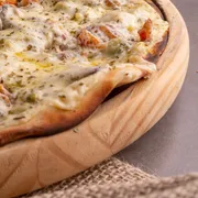 Tradicionais: BRÓCOLIS 2 - Pizza Grande (Ingredientes: Alho fatiado frito no azeite, Bacon, Brócolis temperado no azeite, Cebola, Coberta cMussarela, Molho de Tomate, Orégano)