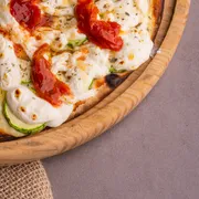 Novidades: ABOBRINHA - Pizza Grande (Ingredientes: Abobrinha, Cream Cheese, Molho de Tomate, Mussarela, Orégano, Parmesão, Tomate Seco)