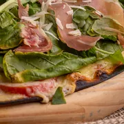 Novidades: PARMA VERDE - Pizza Grande (Ingredientes: Molho de Tomate, Mussarela de Búfala, Orégano, Parmesão, Presunto Parma, Rúcula)