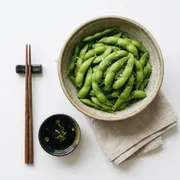 Especialidades: Edamame - Vagens de soja verdes levemente salteadas e finalizadas com sal, servidas quentinhas. Uma entrada simples, saudável e perfeita para compartilhar.