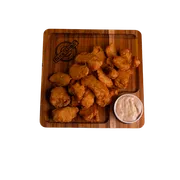 Porções: Iscas de Frango 400g - PORÇÕES (Ingredientes: 400g de Iscas de Frango empanado! Com um delicioso molho supreme !)