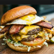 Lanches: X Egg Bacon Duplo - Lanche (Ingredientes: Alface, Bacon, Dois Hambúrgueres, Ovo, Pão, Queijo, Tomate)