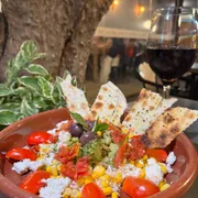 Entradas: Giardino - Frango desfiado, brocólis, tomate seco, milho, ricota e azeitonas. Crostini opcional