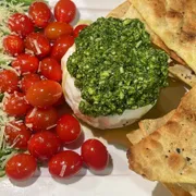 Entradas: Burrata - Queijo tipo burrata com tomatinho cereja acompanhado com pesto de manjericão e delicioso crostine