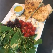 Entradas: Salada CapreseEspecial - Rúcula, tomate,parmesão,palmito, azeitona, acompanhada massinha crocante e molho especial
