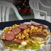 Lanches: X-da Casa com Fritas - Lanches (Ingredientes: Alface, Azeitona, Ervilha, Fritas, Maionese caseira, Milho, Ovo de codorna, Palmito, Pepino, Presunto, Queijo, Tomate, Bacon, Calabresa, Frango, Hamburguer, Ovo)