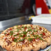 Pizzas Especiais: Bragança - Pizza Grande (Ingredientes: cebolinha, linguiça toscana, Molho de Tomate Artesanal, Mussarela, Pasta de Alho, Pimenta Biquinho, Vinagrete)