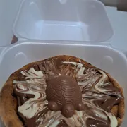 Esfihas Abertas Doces: esfiha de tortuguita - chocolate branco e preto e bombom tortuguita