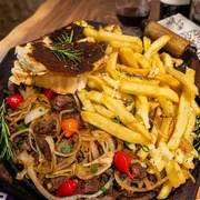 Porções: Contra Filé - Média (Ingredientes: Contra Filé 500g, Batata Frita 300g, Pão tostado com catupiry, queijo, oregáno)