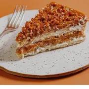 Torta: Fatia de torta Alema Doce Leite Crocante - Creme de baunilha super leve, intercalado com biscoitos Maria, recheada e coberta com doce de leite e crocante de castanha de caju. Fatia de torta Alema Doce Leite Crocante.
