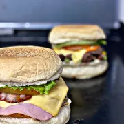 Lanches: X-Bacon - Lanche (Ingredientes: Alface Americana, Bacon, Hambúrguer Artesanal 120g, Maionese, Mussarela, Pão, Picles, Presunto, Tomate)