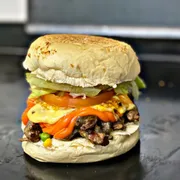 Lanches: x-Casa - Lanche (Ingredientes: Alface Americana, Ervilha, Mignon em Cubos, Milho, Picles, Queijo, Queijo Cheddar, Tomate)