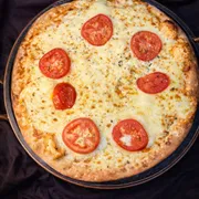 Pizzas Salgadas: 23-Mussarela - Pizza Grande (Ingredientes: Azeitona, Molho de Tomate, Mussarela, Orégano, Tomate)