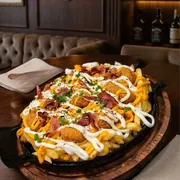 Porções: Nuggets com Batata Média - Média (Ingredientes: Batata Frita 500g, Nuggets 200g, catupiry, cheddar, bacon, queijo, oregáno)