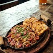 Porções: Calabresa Acebolada - Média (Ingredientes: Calabresa Acebolada 300g, Pão tostado com catupiry)