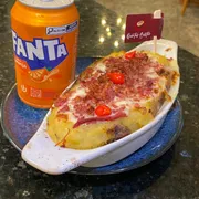 COMBOS: Combo Batata Recheada Quintas e uma FantaLanta 350 ML - UMA BATATA RECHEADA QUINTAS MAIS UMA FANTA LATA.(carne seca com requeijão e bacon)