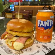COMBOS: Combo Solteiro - Um Hamburguer Tirol Mais Um Refrigerante Lata 350 ML(Fanta ou Coca cola)