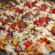 Clássicos: Moda da Casa - Pizza Gigante (Ingredientes: Bacon, Catupiry, Milho, Molho de Tomate, Mussarela, Orégano, Palmito, Tomate)
