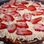 Doces: Sedução - Pizza Gigante (Ingredientes: Chocolate Branco, Creme de Leite, Leite Condensado, Morango, Mussarela)