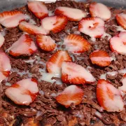 Doces: Sensação - Pizza Gigante (Ingredientes: Chocolate Preto, Creme de Leite, Leite Condensado, Morango, Mussarela)